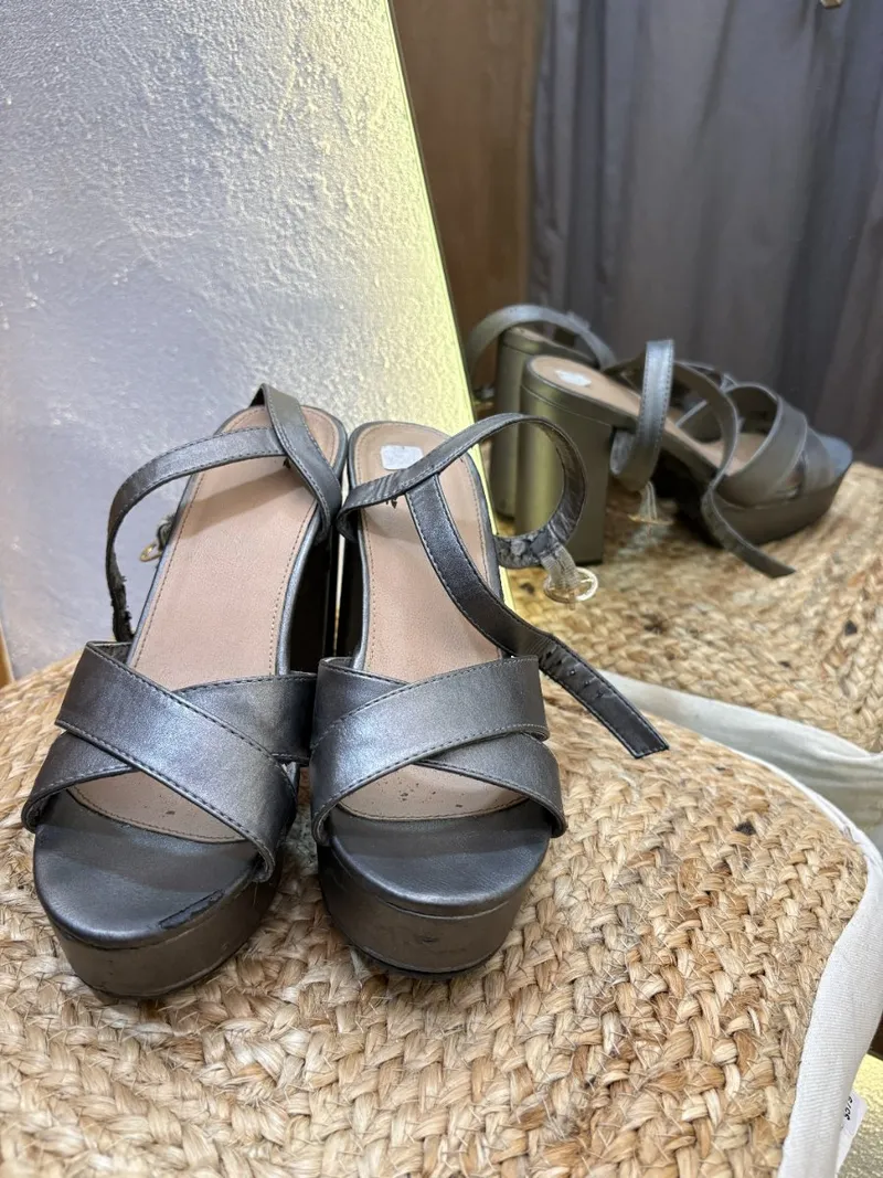 Zapato gris oscuro cinta cruzada