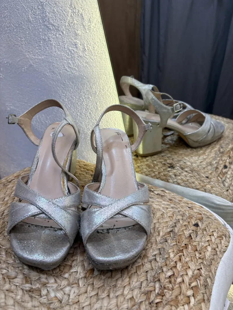 Zapato plateado con brillos