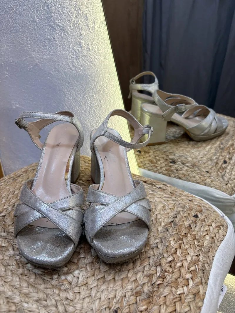 Zapato plateado con brillos