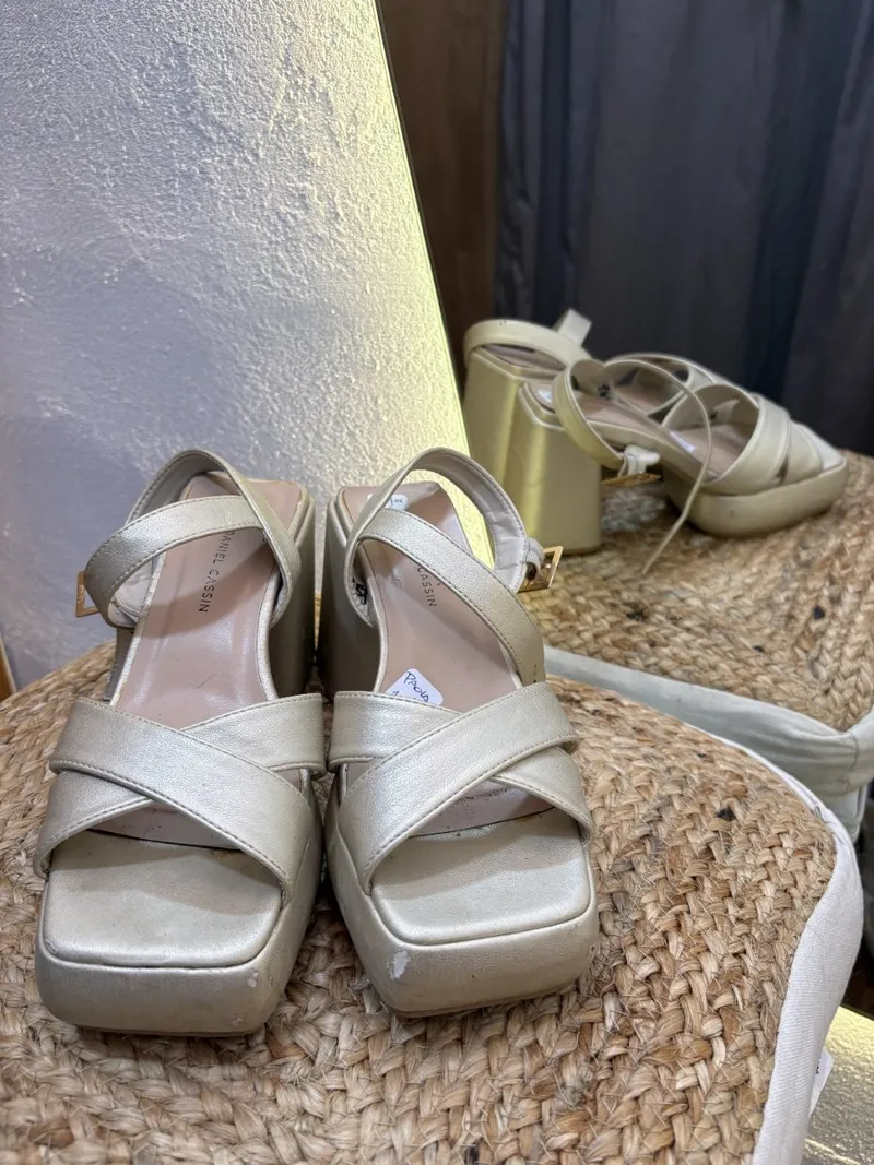 Zapato dorado punta ancha
