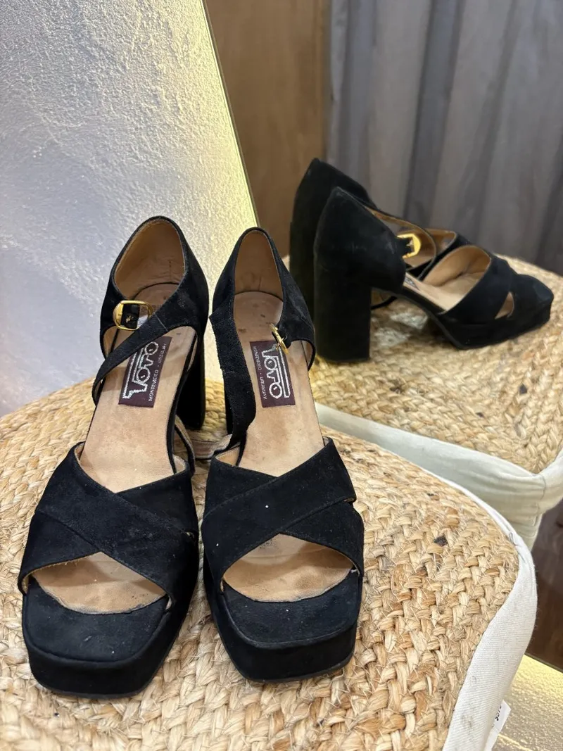 Zapato negro con cinta cruzada