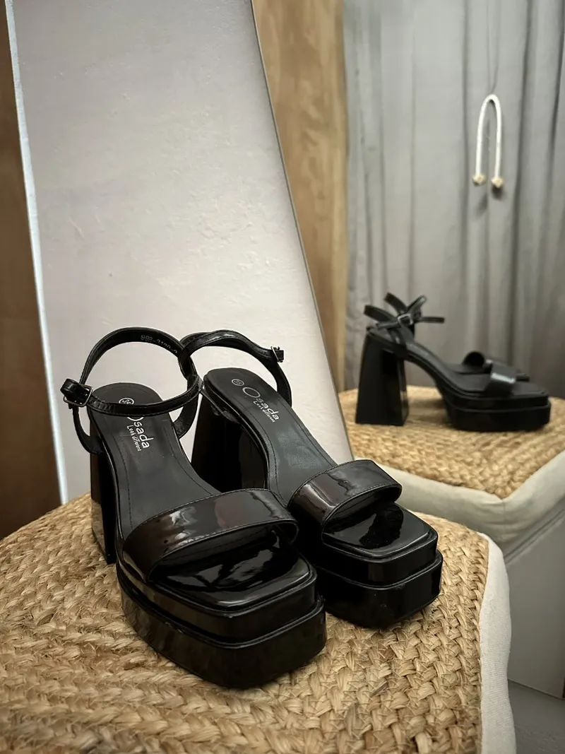 Zapatos negros con tobillera