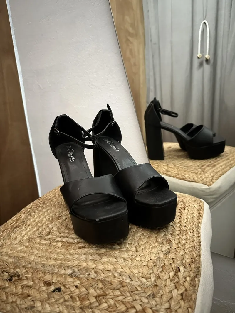 Zapatos negras altas con tobillera
