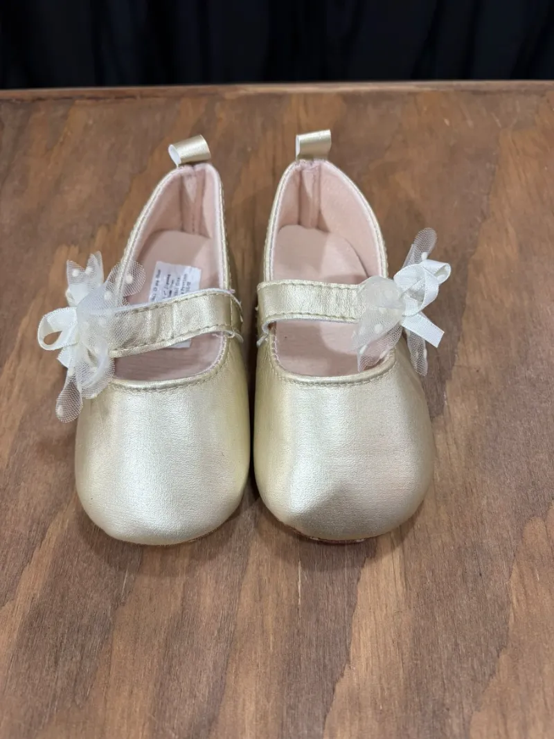 Zapatos de niña dorado